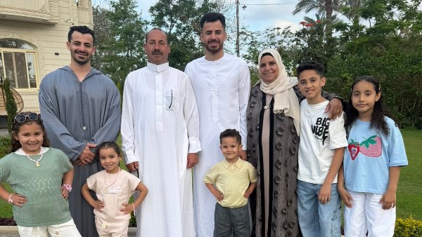 بالجلباب.. محمود الونش يحتفل بعيد الأضحى بصحبة عائلته| صور                                                                                                                                                       27/05/2026 09:57 ص                                                                                                                                                       أدى محمود حمدى "الونش"، مدافع الزمالك، صلاة عيد الأضحى المبارك بصحبة أسرته فى مسقط رأسه بمدينة بلبيس بمحافظة الشرقية.