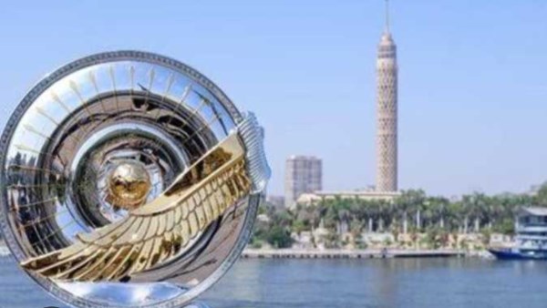 بطولة الدوري.. إعلامي يطرح سؤالا هاما للجماهير
                                                
                                                
                                                    20/05/2026 01:09 م
                                                
                                                
                                                    تخوض أندية مرحلة التتويج بالدوري المصري اليوم، الأربعاء، مباريات الجولة الأخيرة من المسابقة المحلية، حيث تُلعب جميع المواجهات فى توقيت واحد،  لحسم اللقب بين الأهلي والزمالك وبيراميدز.