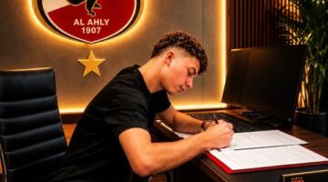بلال عطية يجدد عقده مع الأهلي قبل خوض تجربة احترافية في إسبانيا                                                                                                                                                    31/05/2026 03:13 م                                                                                                                                                    حسم النادي الأهلي ملف لاعب الوسط الشاب بلال عطية، بعدما نجحت إدارة القلعة الحمراء في تمديد تعاقد اللاعب، قبل انتقاله إلى صفوف راسينج سانتاندير الإسباني