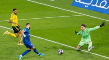 تعادل مثير يشعل الجولة الأخيرة بالدوري السعودي.. كيف يحسم اللقب إذا تساوى الهلال والنصر؟
                                                
                                                
                                                    13/05/2026 09:34 ص
                                                
                                                
                                                    أشعل الهلال صراع لقب الدوري السعودي للمحترفين حتى اللحظات الأخيرة بعدما انتزع تعادلاً قاتلاً من غريمه التقليدي النصر بنتيجة (1-1) في قمة الجولة الـ32.
