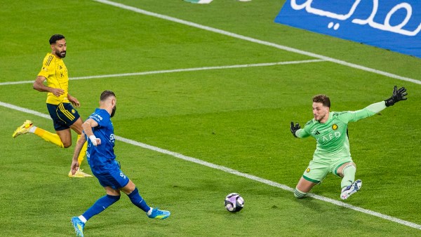 تعادل مثير يشعل الجولة الأخيرة بالدوري السعودي.. كيف يحسم اللقب إذا تساوى الهلال والنصر؟
                                                
                                                
                                                    13/05/2026 09:34 ص
                                                
                                                
                                                    أشعل الهلال صراع لقب الدوري السعودي للمحترفين حتى اللحظات الأخيرة بعدما انتزع تعادلاً قاتلاً من غريمه التقليدي النصر بنتيجة (1-1) في قمة الجولة الـ32.