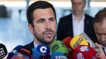 تعليق صادم من المرشح لرئاسة ريال مدريد بشأن غياب اللاعبين عن كأس العالم 2026 25/05/2026 10:41 م علق إنريكي ريكيلمي، المرشح لرئاسة نادي ريال مدريد الإسباني، على غياب لاعبي الملكي
