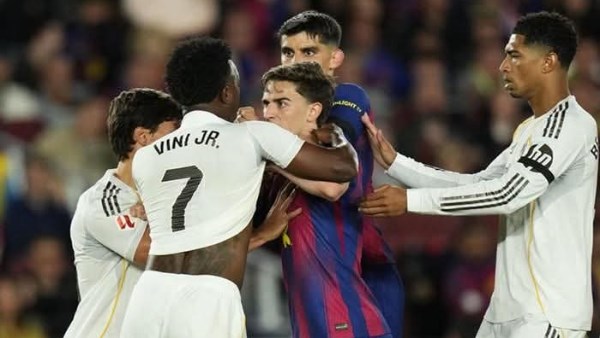 جافي يكشف كواليس اشتباكه مع فينيسيوس في الكلاسيكو
                                                
                                                
                                                    11/05/2026 02:52 م
                                                
                                                
                                                    كشف لاعب وسط نادي برشلونة جافي عن كواليس المشادة التي حدثت بينه وبين نجم ريال مدريد فينيسيوس جونيور خلال مباراة الكلاسيكو امس، مؤكدًا أن ما يحدث داخل الملعب يظل في نطاق المنافسة فقط.