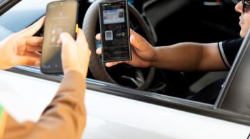 جريدة الرياض | وزارة الداخلية تخاطب العالم من الهاتف المحمول
