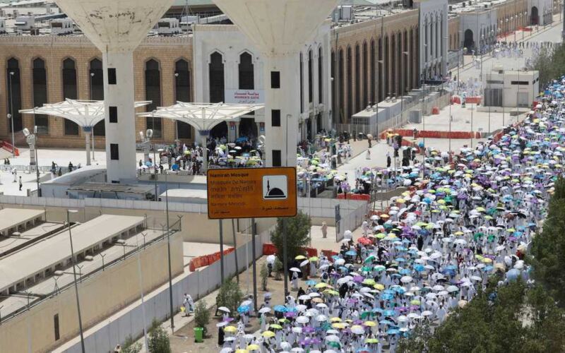 حجاج بيت الله ينفرون إلى مزدلفة بعد أداء ركن الحج الأعظم