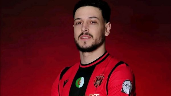 خالد طلعت: مشاركة أحمد الخالدي أمام الزمالك قانونية.. والإيقاف بعد 3 إنذارات وليس 2
                                                
                                                
                                                    11/05/2026 09:35 ص
                                                
                                                
                                                    أكد الناقد الرياضي خالد طلعت أن ما يتم تداوله بشأن مشاركة أحمد الخالدي أمام الزمالك رغم إيقافه، لا أساس له من الصحة.