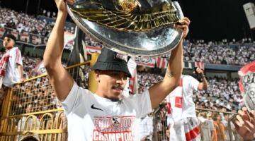 خوان بيزيرا يغادر إلى البرازيل بعد تتويج الزمالك بالدوري
                                                
                                                
                                                    25/05/2026 04:45 م
                                                
                                                
                                                    غادر البرازيلي خوان بيزيرا، لاعب الزمالك، إلى بلاده خلال الساعات الماضية لقضاء إجازته الصيفية برفقة أسرته، عقب إسدال الستار على الموسم الكروي الحالي
