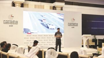 شرطة أبوظبي تقدم خدمات مرورية لموظفي «الإمارات للدراسات»