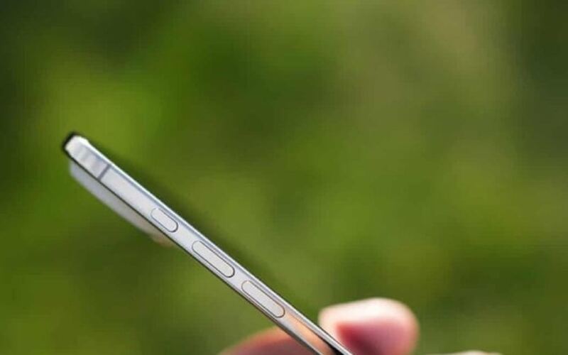 شهد هاتف iPhone 17 Air انخفاضاً قياسياً في السعر بلغ 10 ملايين دونغ فيتنامي: هل يمكن لمواصفاته القوية أن تعوض عن أوجه القصور في الكاميرا؟