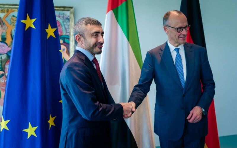 عبدالله بن زايد يلتقي المستشار الألماني في برلين