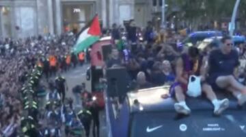 فليك يعلّق على رفع لامين يامال علم فلسطين في احتفالات برشلونة: لا أفضل هذه التصرفات
                                                
                                                
                                                    12/05/2026 03:40 م
                                                
                                                
                                                    أثارت لقطة النجم الشاب لامين يامال وهو يلوّح بعلم فلسطين خلال احتفالات برشلونة بلقب الدوري الإسباني، تفاعلًا واسعًا عبر مواقع التواصل الاجتماعي ووسائل الإعلام العالمية.