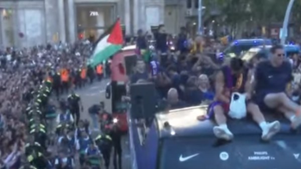 فليك يعلّق على رفع لامين يامال علم فلسطين في احتفالات برشلونة: لا أفضل هذه التصرفات
                                                
                                                
                                                    12/05/2026 03:40 م
                                                
                                                
                                                    أثارت لقطة النجم الشاب لامين يامال وهو يلوّح بعلم فلسطين خلال احتفالات برشلونة بلقب الدوري الإسباني، تفاعلًا واسعًا عبر مواقع التواصل الاجتماعي ووسائل الإعلام العالمية.