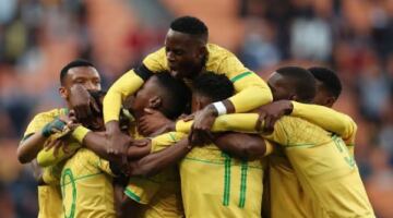 قائمة منتخب جنوب إفريقيا المشاركة في كأس العالم 2026
                                                
                                                
                                                    28/05/2026 05:01 ص
                                                
                                                
                                                    أعلن البلجيكي هوجو بروس المدير الفني لمنتخب جنوب إفريقيا القائمة النهائية التي ستخوض منافسات كأس العالم 2026، المقرر انطلاقها يوم الحادي عشر من يونيو المقبل، وسط طموحات كبيرة بتحقيق ظهور تاريخي في الب
