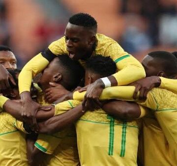 قائمة منتخب جنوب إفريقيا المشاركة في كأس العالم 2026
                                                
                                                
                                                    28/05/2026 05:01 ص
                                                
                                                
                                                    أعلن البلجيكي هوجو بروس المدير الفني لمنتخب جنوب إفريقيا القائمة النهائية التي ستخوض منافسات كأس العالم 2026، المقرر انطلاقها يوم الحادي عشر من يونيو المقبل، وسط طموحات كبيرة بتحقيق ظهور تاريخي في الب
