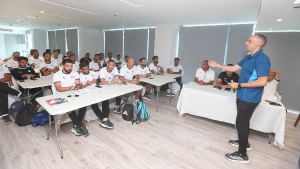 قبل الامتحانات النهائية.. محاضرة تحكيمية مكثفة في دورة مدربي حراس المرمى
                                                
                                                
                                                    14/05/2026 04:46 م
                                                
                                                
                                                    شهد اليوم قبل الأخير من الدورة التخصصية لمدربي حراس المرمى، المقامة بمركز المنتخبات الوطنية