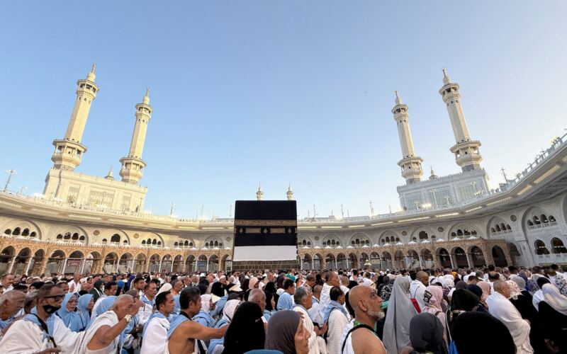 مشاهد روحانية وإنسانية.. ضيوف الرحمن يواصلون التوافد إلى مكة المكرمة | أخبار