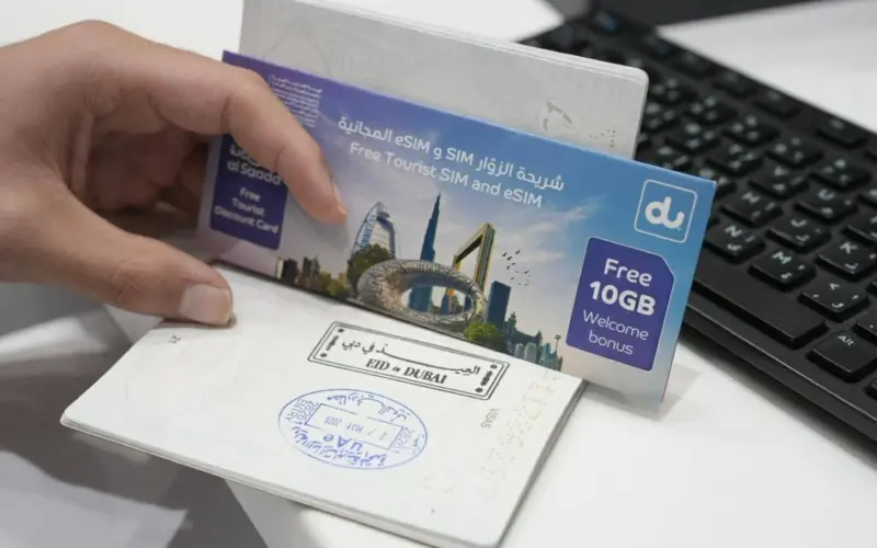 مطار دبي يستقبل المسافرين بختم «العيد»