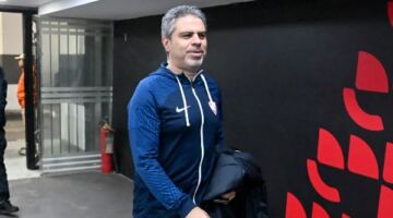 موقف معتمد جمال من الاستمرار مع الزمالك بعد خسارة الكونفدرالية
                                                
                                                
                                                    18/05/2026 10:18 ص
                                                
                                                
                                                    تعرض نادي الزمالك لخسارة قاسية أمام فريق اتحاد العاصمة الجزائري بركلات الترجيح في مباراة نهائي بطولة كأس الكونفدرالية الإفريقية.