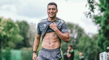 ممدوح عباس يتعهد لمسئولي الزمالك بضم مصطفى محمد
                                                
                                                
                                                    22/05/2026 04:45 ص
                                                
                                                
                                                    أكد الإعلامي أمير هشام، أن ممدوح عباس الرئيس الشرفي لنادي الزمالك تعهد لمسئولي القلعة البيضاء بأنه سيتكفل بعودة مصطفى محمد مهاجم نانت الفرنسي في حال قرر اللاعب العودة للدوري المصري مجددًا.