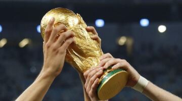 من المجموعات إلى النهائي.. تفاصيل النسخة الأكبر لكأس العالم 2026
                                                
                                                
                                                    15/05/2026 12:49 م
                                                
                                                
                                                    تستعد بطولة كأس العالم 2026 لانطلاقة تاريخية واستثنائية في نسخة تعد الأكبر والأضخم في تاريخ المونديال بعدما قرر الاتحاد الدولي لكرة القدم «فيفا» زيادة عدد المنتخبات