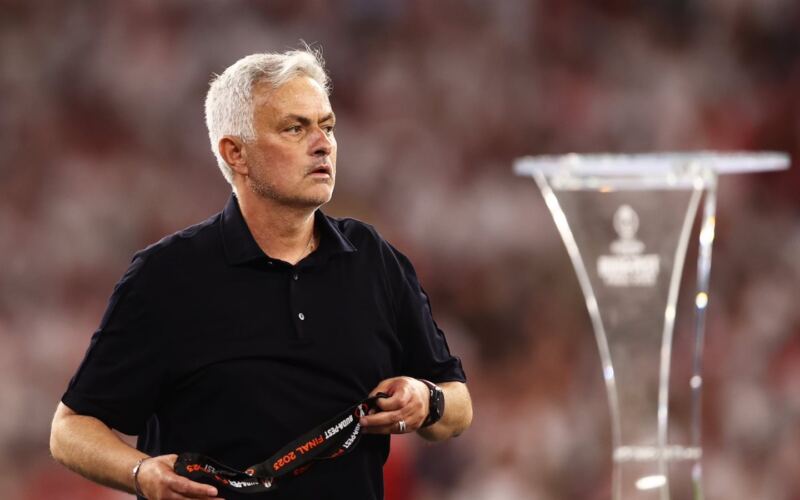 منقذ غرفة الملابس.. لماذا اختار ريال مدريد إعادة مورينيو في أخطر توقيت؟
                                                
                                                
                                                    16/05/2026 03:32 م
                                                
                                                
                                                    في أروقة العاصمة الإسبانية لا يبدو أن اسم البرتغالي جوزيه مورينيو عاد إلى الواجهة من باب الحنين فقط بل