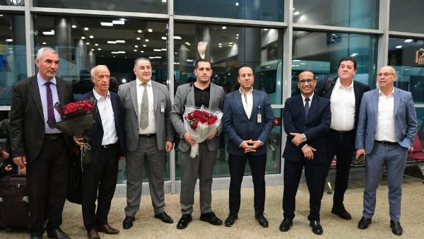 نادي الزمالك يستقبل بعثة اتحاد العاصمة الجزائري بالورود في القاهرة
                                                
                                                
                                                    14/05/2026 11:38 ص
                                                
                                                
                                                    وصلت بعثة فريق اتحاد العاصمة الجزائري لمطار القاهرة استعداد لمواجهة الزمالك في إياب نهائي بطولة الكونفدرالية الإفريقية.