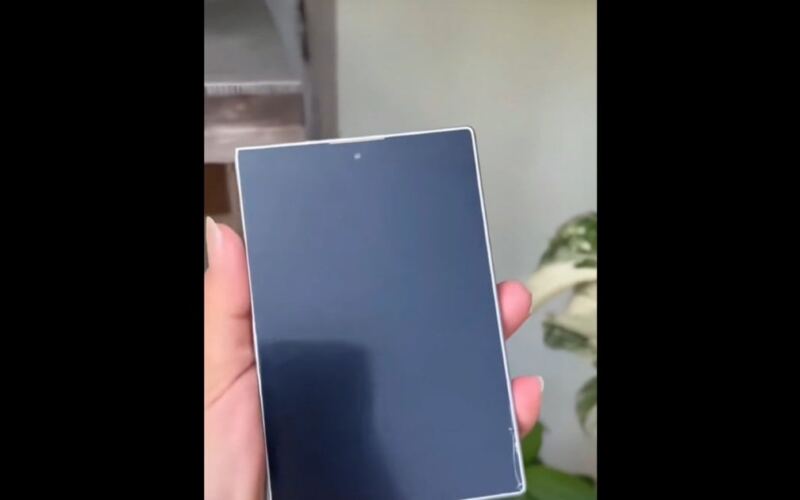 نظرة فاحصة على طراز Galaxy Z Fold8 Wide: إنجازٌ بارز بتصميم شاشته فائقة الاتساع.
