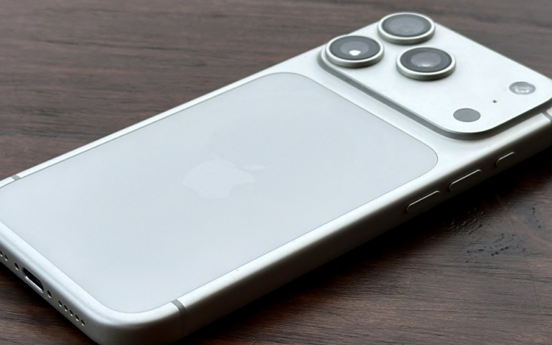 هل سيستخدم هاتف iPhone 18 Pro Max إطارًا من الألومنيوم أم التيتانيوم؟