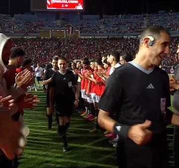 ودية مصر وروسيا.. ممر شرفي وميداليات تذكارية لـ طاقم الحكام
                                                
                                                
                                                    28/05/2026 11:30 م
                                                
                                                
                                                    حرص منتخبا مصر وروسيا على تكريم طاقم حكام المباراة الودية التي جمعتهما مساء الخميس على استاد القاهرة الدولي، حيث أقيم ممر شرفي للحكام قبل