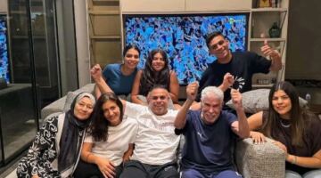 وسط عائلته.. الأسطورة حسن شحاته يحتفل بفوز الزمالك بالدوري 20/05/2026 11:45 م حرص حسن شحاتة، نجم الزمالك السابق، على الاحتفال مع أسرته بتتويج الفريق الأول لكرة القدم بالقلعة البيضاء بلقب الدوري المصري الممتاز للمرة الخامسة عشرة في