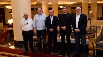 وفد من الزمالك يزور بعثة فريق اتحاد العاصمة الجزائري قبل إياب نهائي كأس الكونفدرالية الأفريقية
                                                
                                                
                                                    16/05/2026 12:40 م
                                                
                                                
                                                    حرص وفد من نادي الزمالك، ضم كلًا من هاني برزي وعمرو أدهم عضوي مجلس الإدارة، والدكتور عبد الله جورج مستشار المجلس، على زيارة بعثة الفريق الأول لكرة القدم بنادي اتحاد العاصمة