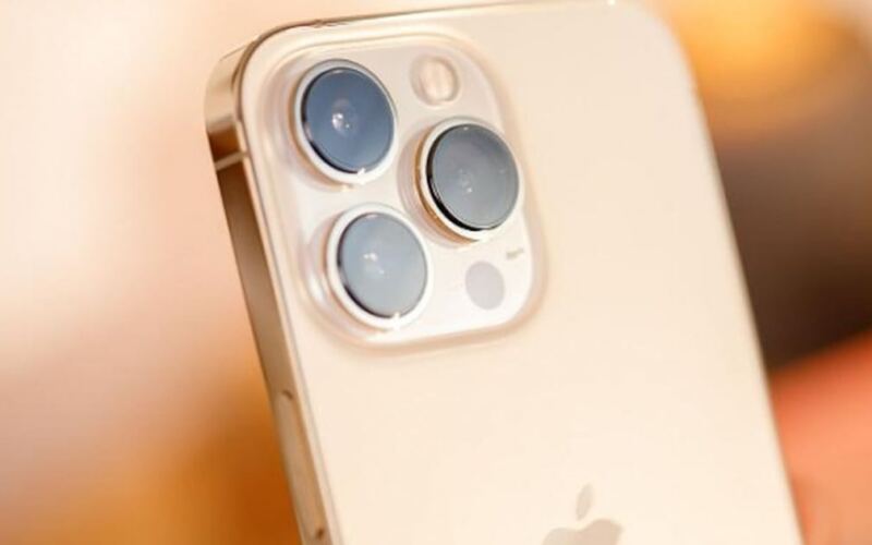 يبلغ سعر أرخص هاتف iPhone 13 Pro مستعمل في فيتنام 9.5 مليون دونغ فيتنامي، ويتميز بشاشة 120 هرتز، وهو على قدم المساواة مع هاتف iPhone 17 Pro.
