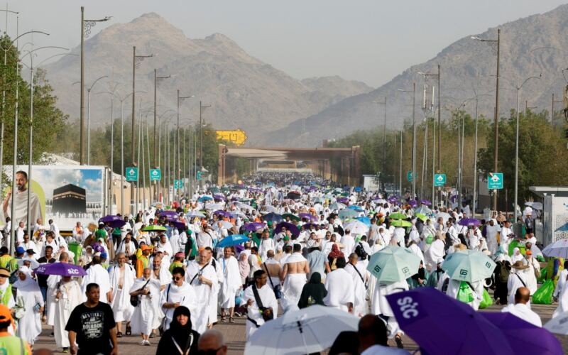 يوم عرفة بالصور.. مشاهد إيمانية مهيبة ولحظات مؤثرة لضيوف الرحمن | أخبار