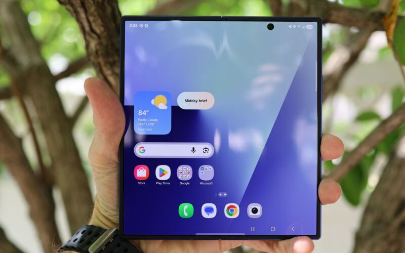 يُظهر النموذج بالحجم الطبيعي الجديد Galaxy Z Fold 8 تصميمه “الرفيع بشكل لا يصدق” ويخبرنا عن مدى قلق سامسونج بشأن iPhone Fold