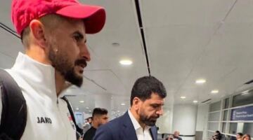 7 ساعات في مطار شيكاغو.. تفاصيل احتجاز أيمن حسين قبل انطلاق كأس العالم 2026                                                                                                                                                    06/06/2026 04:20 م                                                                                                                                                    أثار احتجاز أيمن حسين داخل مطار مطار شيكاغو الدولي حالة من الجدل في الأوساط الرياضية
