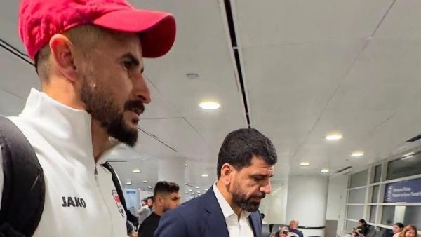 7 ساعات في مطار شيكاغو.. تفاصيل احتجاز أيمن حسين قبل انطلاق كأس العالم 2026
                                                
                                                
                                                    06/06/2026 04:20 م
                                                
                                                
                                                    أثار احتجاز أيمن حسين داخل مطار مطار شيكاغو الدولي حالة من الجدل في الأوساط الرياضية