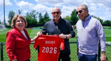 أبوريدة يستقبل عمدة سبوكين ويهديها قميص منتخب مصر                                                                                                                                                    13/06/2026 12:14 ص                                                                                                                                                    استقبل المهندس هاني أبوريدة، رئيس الاتحاد المصري لكرة القدم والمشرف على منتخب مصر، السيدة ليزي براون،