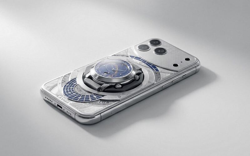 أطلقت شركة كافيار هاتف iPhone 17 Pro Max Masters of Time المزود بساعة سويسرية مدمجة، بسعر 5.6 مليار دونغ فيتنامي.