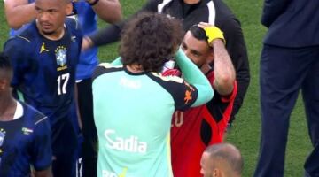 أليسون يفجر مفاجأة: ليفربول يفتقد صلاح بعد رحيله
                                                
                                                
                                                    07/06/2026 12:46 م
                                                
                                                
                                                    أكد اليسون بيكر حارس مرمى منتخب البرازيل بعد انتهاء مباراة مصر الودية خلال تواجده مع محمد صلاح نجم الفراعنة أن فريق ليفربول يفتقده بعد رحيله مؤخرا عن صفوف الريدز.