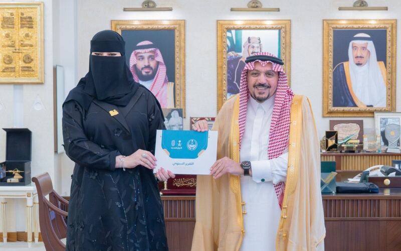أمير القصيم يستقبل مديرة الأحوال المدنية بالمنطقة