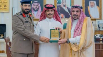 أمير القصيم يكرم مواطنًا أبعد مركبة مشتعلة حفاظًا على الأرواح والممتلكات