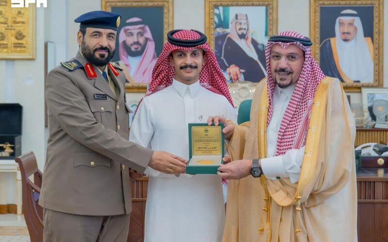 أمير القصيم يكرم مواطنًا أبعد مركبة مشتعلة حفاظًا على الأرواح والممتلكات