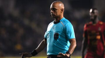 الإعلان عن طاقم تحكيم المباراة الافتتاحية لكأس العالم 2026                                                                                                                                                       09/06/2026 08:11 م                                                                                                                                                       أعلن الاتحاد الدولي لكرة القدم "فيفا" عن طاقم التحكيم الذي سيقود المباراة الافتتاحية في كأس العالم 2026 بين المكسيك وجنوب إفريقيا….