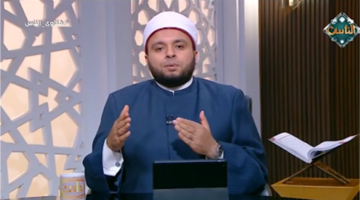 «الإفتاء» تحسم الجدل: يجوز قراءة القرآن والدعاء من المصحف أو الهاتف أثناء الصلاة