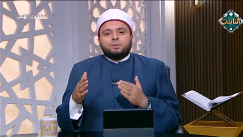 «الإفتاء» تحسم الجدل: يجوز قراءة القرآن والدعاء من المصحف أو الهاتف أثناء الصلاة