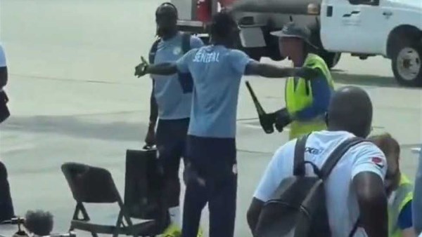 الاتحاد السنغالي يوضح حقيقة تفتيش بعثة المنتخب قبل انطلاق كأس العالم
                                                
                                                
                                                    09/06/2026 08:40 م
                                                
                                                
                                                    أصدر الاتحاد السنغالي لكرة القدم بيانًا رسميًا للرد على الجدل الذي أثارته مقاطع فيديو متداولة عبر مواقع التواصل الاجتماعي، والتي أظهرت لاعبي وأفراد بعثة منتخب السنغال أثناء خضوعهم لإجراءات تفتيش أمني