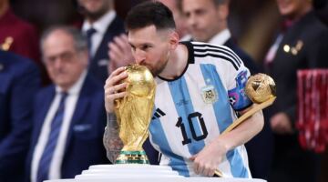الغرفة 202 تشعل أحلام الأرجنتين.. هل يكتب ميسي الفصل الأخير من الأسطورة في مونديال 2026؟ 02/06/2026 04:00 م في عالم كرة القدم لا تعيش الجماهير على الأهداف والانتصارات فقط بل تتعلق أحيانًا بتفاصيل صغيرة قد تبدو عادية للبعض لكنها تتحول إلى إشارات تمنح