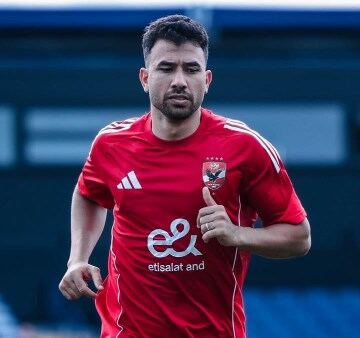 الغندور: «تريزيجيه» يرفض تخفيض عقده مع الأهلي .. ولا يُمانع الرحيل
                                                
                                                
                                                    14/06/2026 01:10 م
                                                
                                                
                                                    كشف الإعلامي خالد الغندور أن محمود حسن تريزيجيه يرفض تمامًا فكرة تخفيض قيمة عقده مع النادي الأهلي