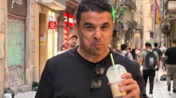 الغندور يستشهد باستاد الأهلي: دعم نادي الزمالك بالتصوير مع درع الدوري غير مستغرب 13/06/2026 07:25 ص أثار الإعلامي خالد الغندور تفاعلًا واسعًا ، بعد حديثه عن طرق دعم الجماهير لأنديتهم، مقارنة بين ما يقدمه الأهلي والزمالك من مبادرات مادية رمزية.