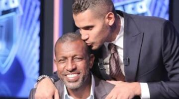 بعد استبعاد والده بهيكلة الأهلي .. عمر ربيع ياسين : تاريخه أكبر من أي منصب                                                                                                                                                       04/06/2026 10:01 م                                                                                                                                                       أشاد الإعلامي عمر ربيع ياسين بوالده النجم الكبير ربيع ياسين، بعدما نشر صورة له من ملعب التتش بالجزيرة وذلك عقب استبعاد والده من الهيكلة الجديدة لقطاع الكرة